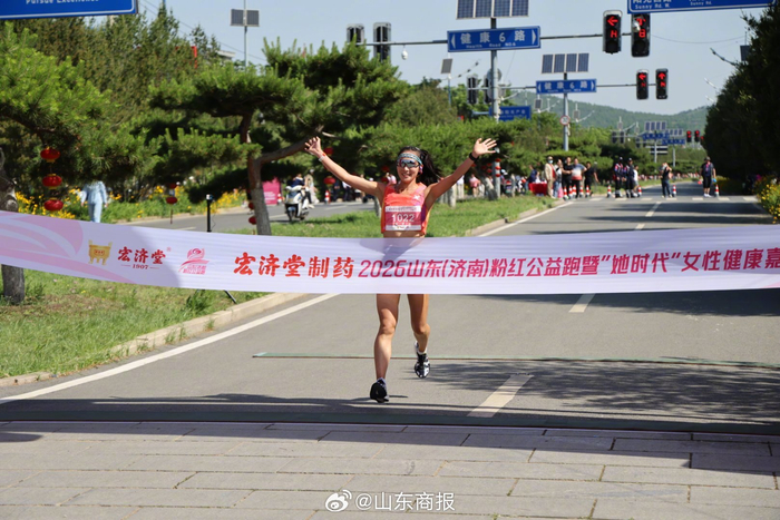 皇冠体育官方网站-赵娜15分27秒夺济南粉红公益跑冠军，称赛道如训练课|山东队|济南市|比赛|马拉松|绿植_新浪体育_新浪新闻